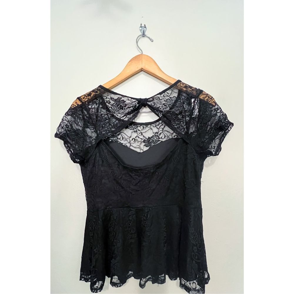 Forever 21 Lace Short Sleeve Top Peplum Cut Out Back Woman’s Size XL Black